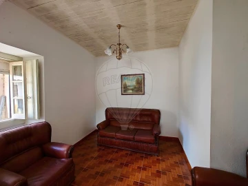 Moradia T1 para Venda em Carvoeira e Carmões