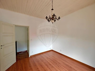 Moradia T1 para Venda em Carvoeira e Carmões