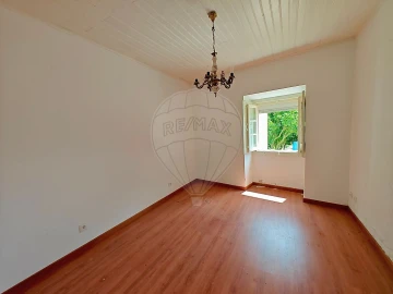 Moradia T1 para Venda em Carvoeira e Carmões