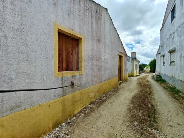 Moradia T1 para Venda em Carvoeira e Carmões