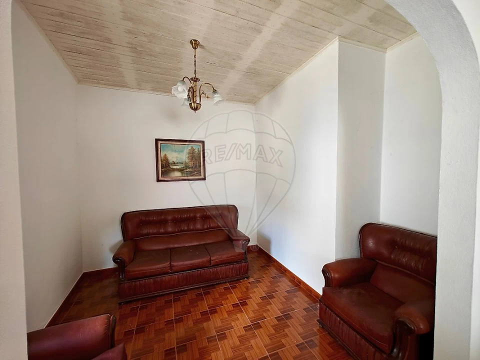 Moradia T1 para Venda em Carvoeira e Carmões Foto 3