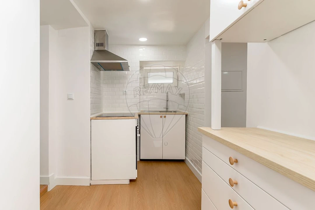 Apartamento T1 para Arrendamento em Santo António dos Cavaleiros e Frielas Foto 6