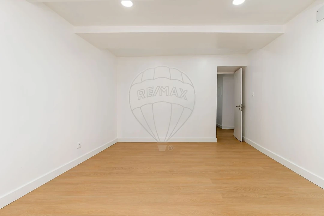 Apartamento T1 para Arrendamento em Santo António dos Cavaleiros e Frielas Foto 1