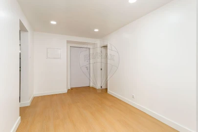Apartamento T1 para Arrendamento em Santo António dos Cavaleiros e Frielas