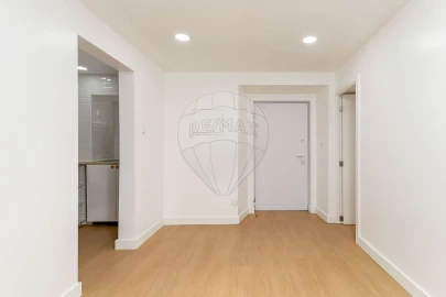 Apartamento T1 para Arrendamento em Santo António dos Cavaleiros e Frielas