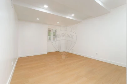 Apartamento T1 para Arrendamento em Santo António dos Cavaleiros e Frielas