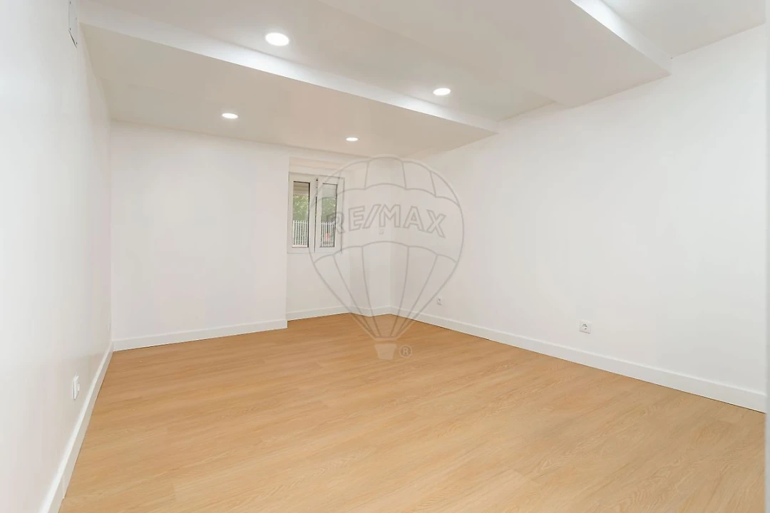 Apartamento T1 para Arrendamento em Santo António dos Cavaleiros e Frielas Foto 3