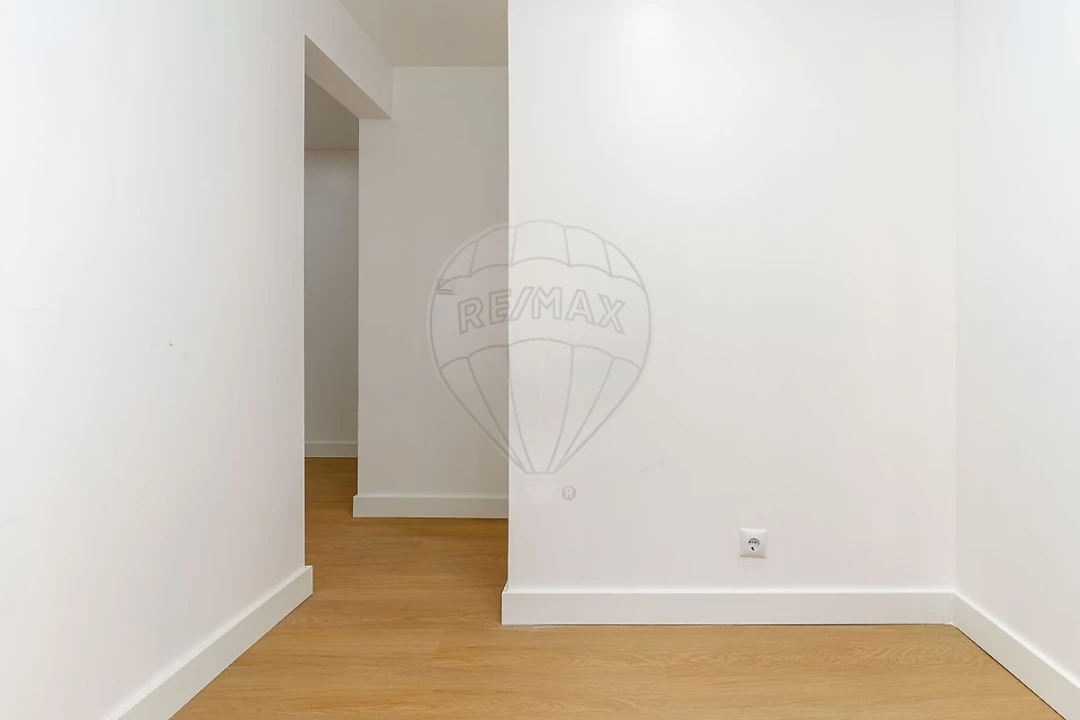 Apartamento T1 para Arrendamento em Santo António dos Cavaleiros e Frielas Foto 4
