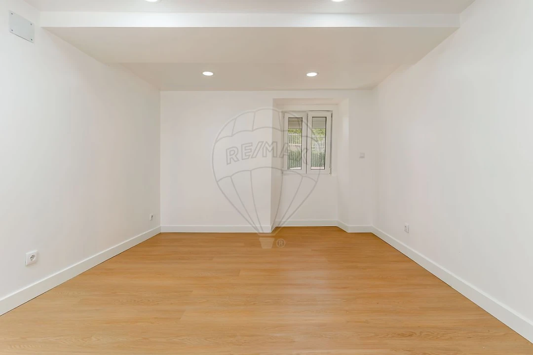 Apartamento T1 para Arrendamento em Santo António dos Cavaleiros e Frielas Foto 5