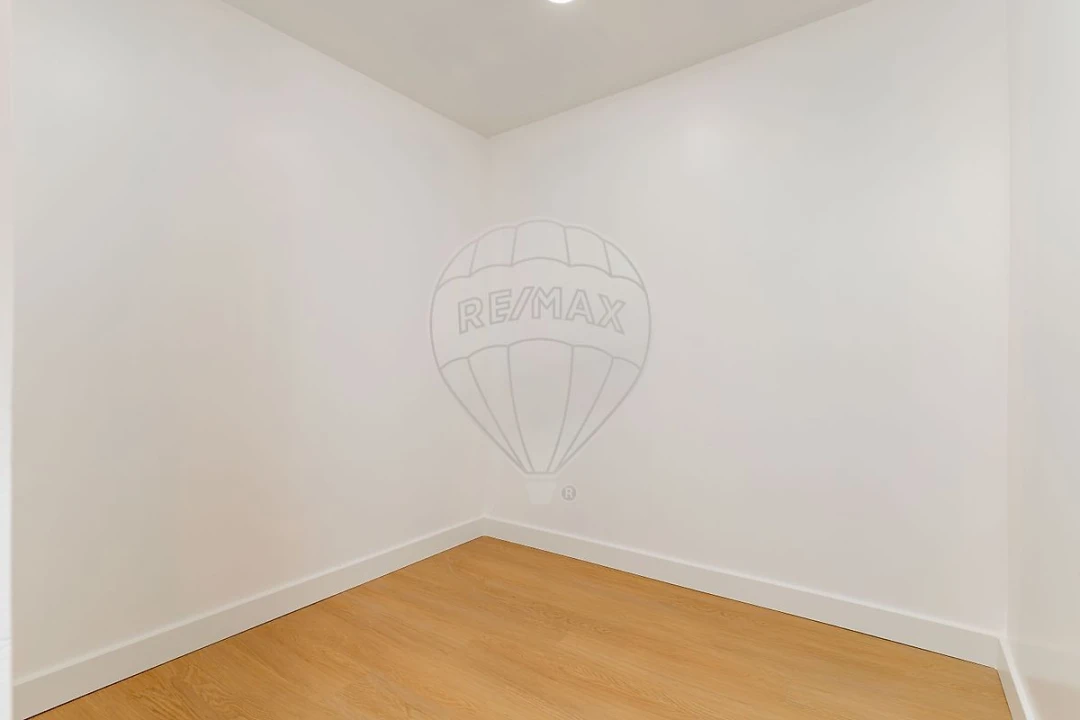 Apartamento T1 para Arrendamento em Santo António dos Cavaleiros e Frielas Foto 2