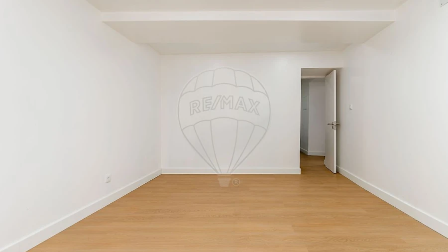 Apartamento T1 para Arrendamento em Santo António dos Cavaleiros e Frielas