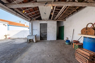 Moradia T3 para Venda em São João da Ribeira e Ribeira de São João