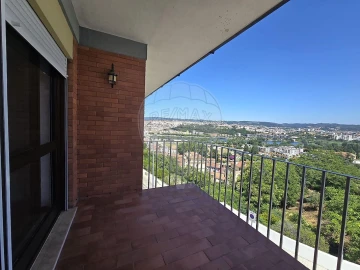 Apartamento T3 para Arrendamento em Santa Clara e Castelo Viegas