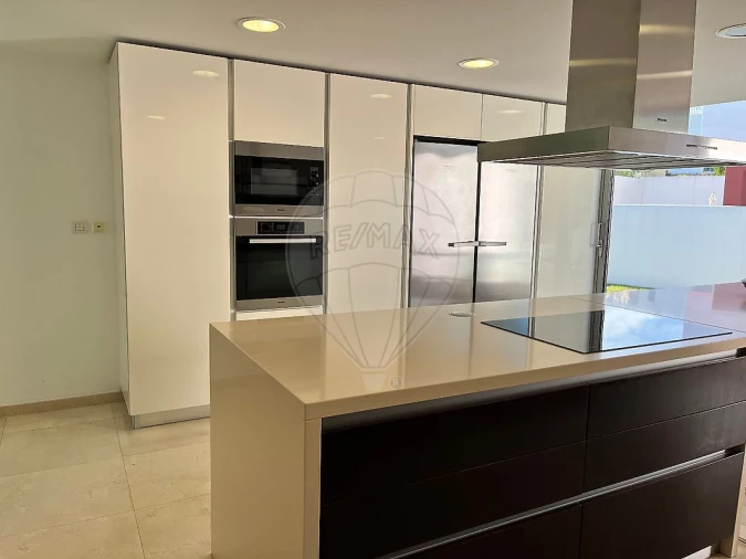 Moradia T5 para Arrendamento em Carnaxide e Queijas Foto 13