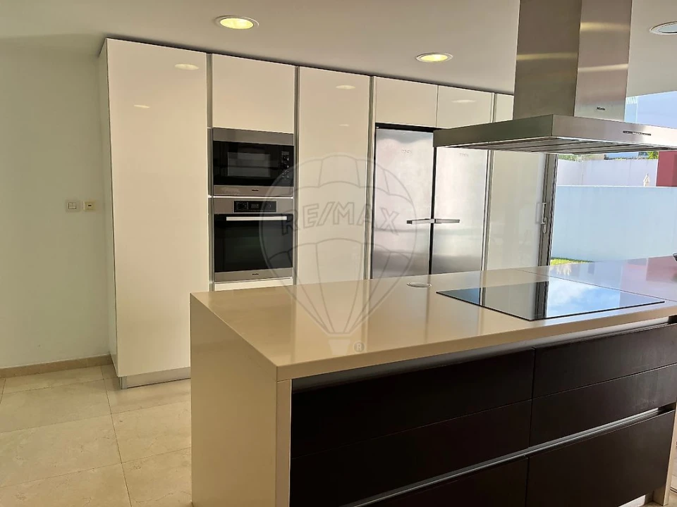 Moradia T5 para Arrendamento em Carnaxide e Queijas Foto 13
