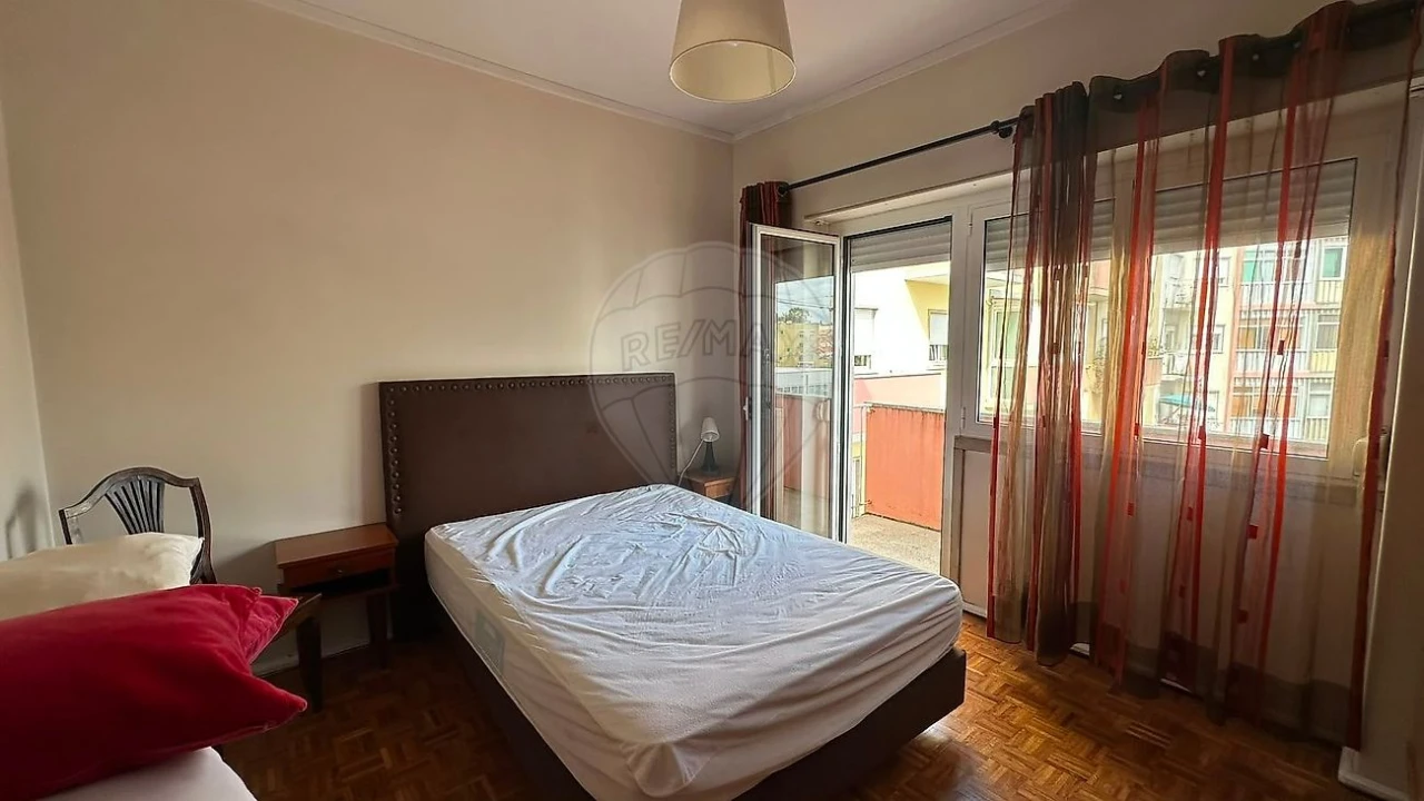 Apartamento T2 para Venda em Pontinha e Famões Foto 5