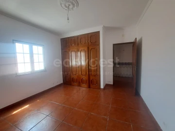 Moradia T5 para Venda em São Bartolomeu do Outeiro e Oriola