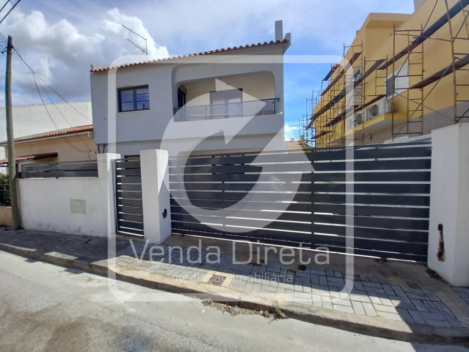 Moradia T5 para Venda em Amora Foto 1