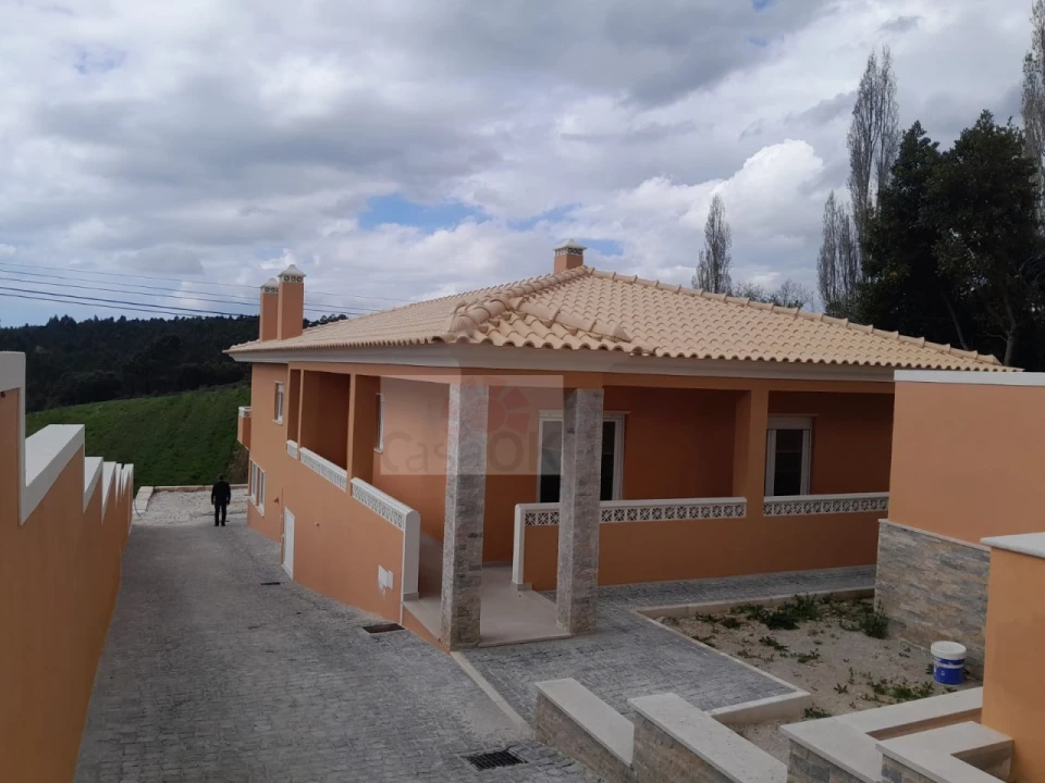 Moradia T3 para Venda em Salir de Matos Foto 1