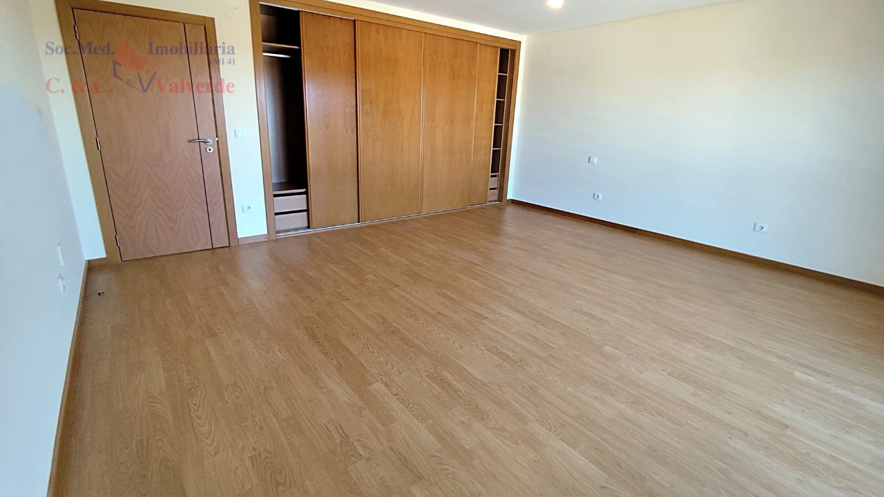 Moradia T4 para Venda em Silveira Foto 28