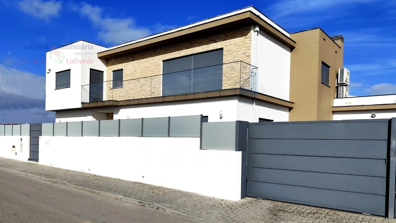 Moradia T4 para Venda em Silveira Foto 1