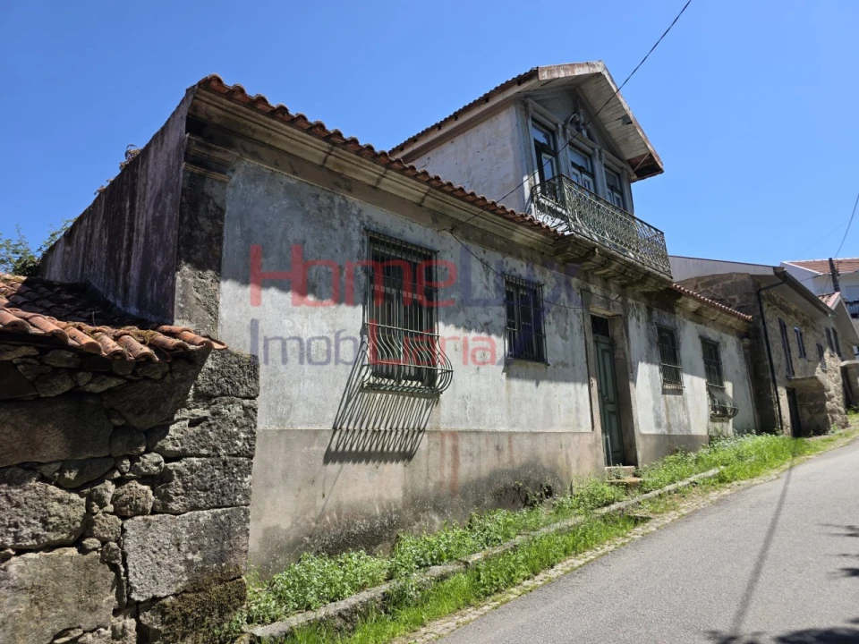 Moradia T4 para Venda em Castro Daire Foto 1
