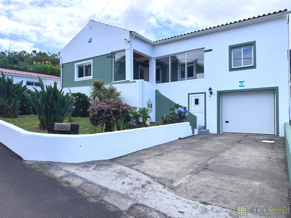 Moradia T4 para Venda em Ribeirinha Foto 1