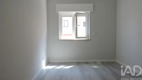 Apartamento para Venda em Corroios