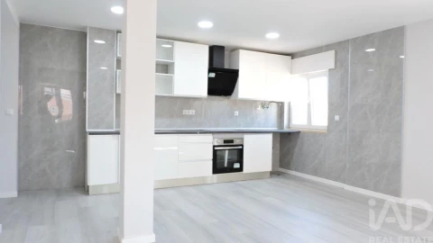 Apartamento para Venda em Corroios