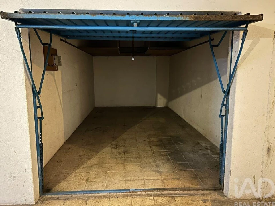 Garagem para Venda em Almada, Cova da Piedade, Pragal e Cacilhas Foto 1