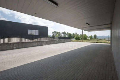 Armazém para Arrendamento em Vila de Prado
