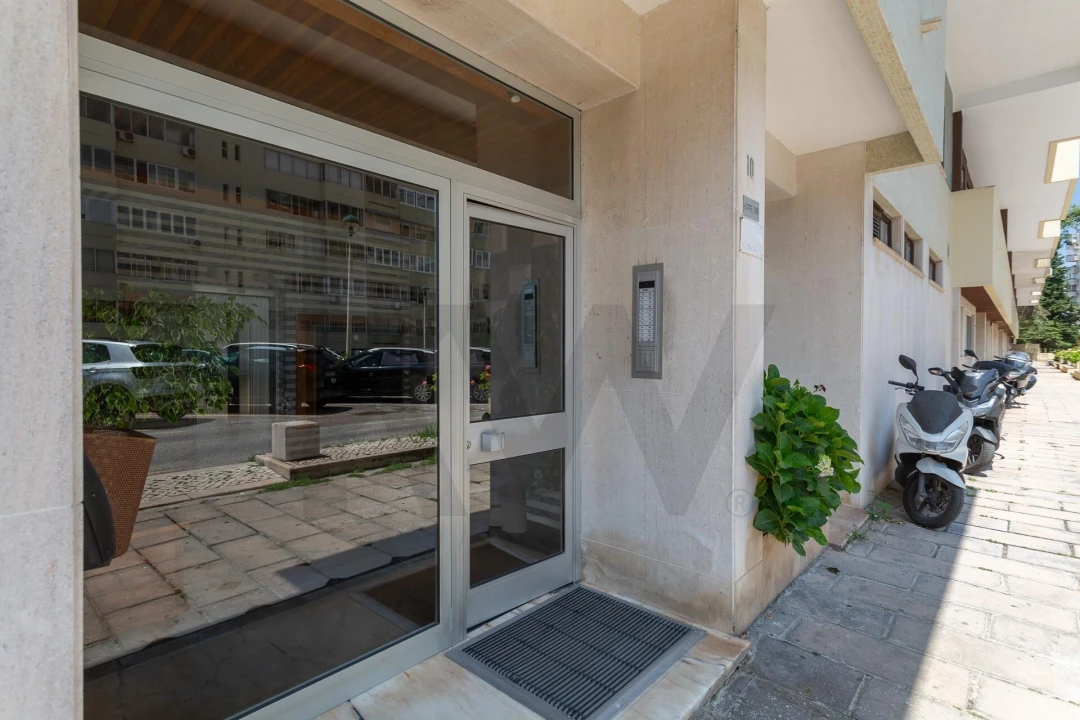 Apartamento T4 para Arrendamento em Algés, Linda-A-Velha e Cruz Quebrada-Dafundo Foto 40
