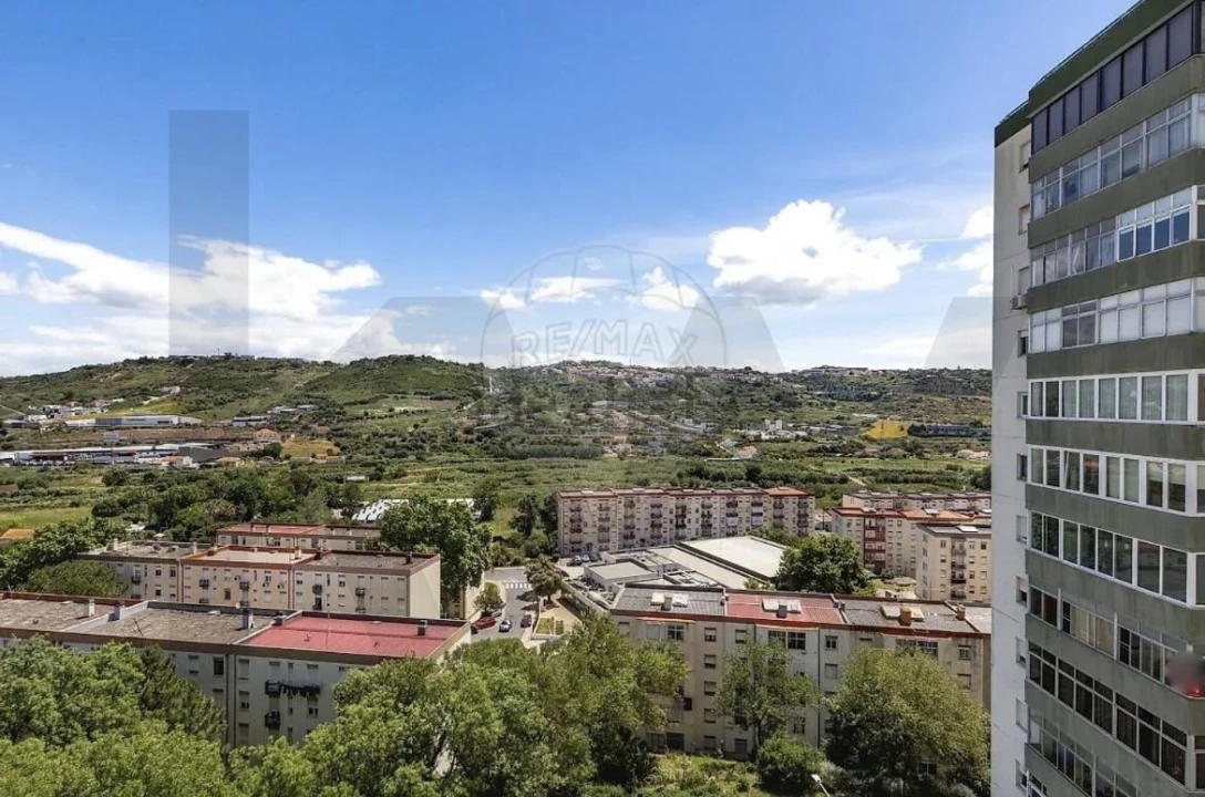 Apartamento T3 para Arrendamento em Santo António dos Cavaleiros e Frielas Foto 2