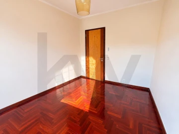 Apartamento T3 para Arrendamento em Santo António dos Cavaleiros e Frielas