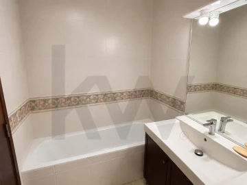 Apartamento T3 para Arrendamento em Santo António dos Cavaleiros e Frielas