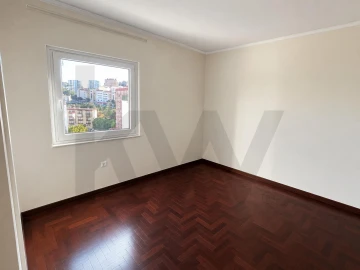 Apartamento T3 para Arrendamento em Santo António dos Cavaleiros e Frielas