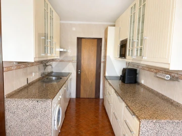 Apartamento T3 para Arrendamento em Santo António dos Cavaleiros e Frielas