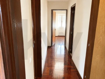 Apartamento T3 para Arrendamento em Santo António dos Cavaleiros e Frielas