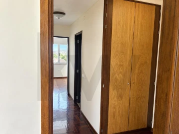 Apartamento T3 para Arrendamento em Santo António dos Cavaleiros e Frielas