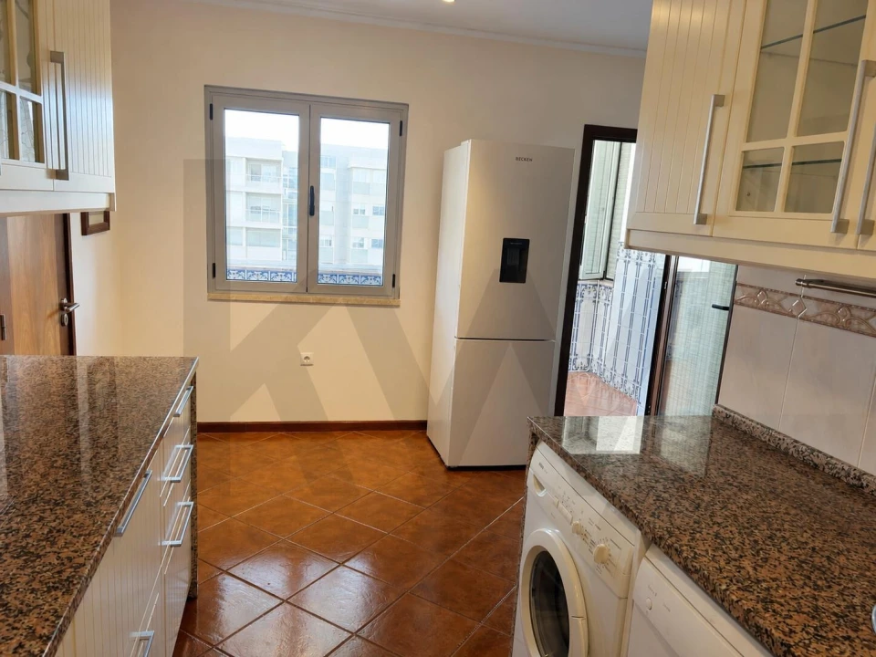 Apartamento T3 para Arrendamento em Santo António dos Cavaleiros e Frielas Foto 3