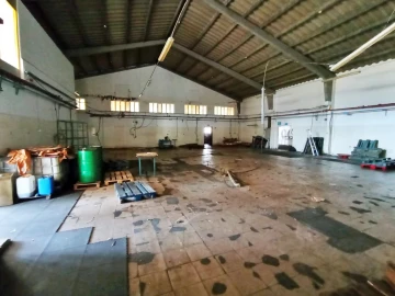 Armazém para Venda em Baguim do Monte (Rio Tinto)