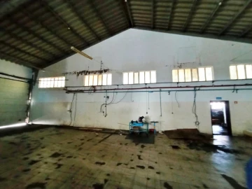 Armazém para Venda em Baguim do Monte (Rio Tinto)