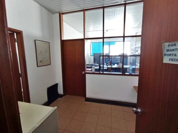 Armazém para Venda em Baguim do Monte (Rio Tinto)