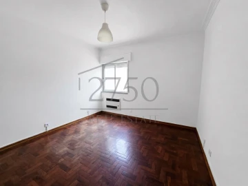 Apartamento T3 para Venda em Carcavelos e Parede
