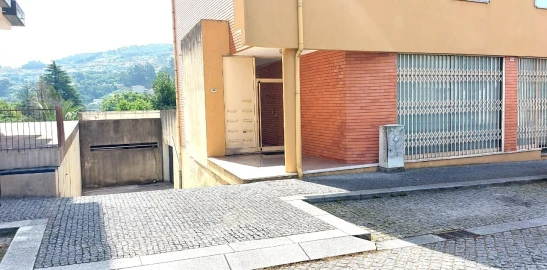 Armazém para Venda em Vila das Aves