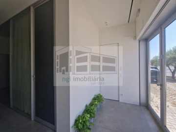 Loja para Arrendamento em Pontinha e Famões