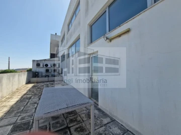 Loja para Arrendamento em Pontinha e Famões