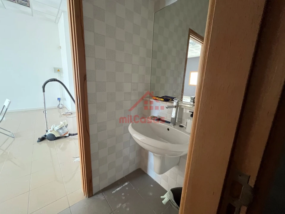 Escritório para Arrendamento em Santa Maria, São Pedro e Matacães Foto 13