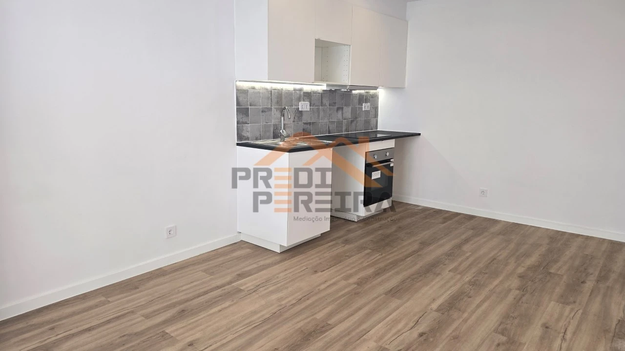 Apartamento T1 para Venda em Loures Foto 9