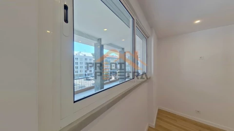 Apartamento T1 para Venda em Loures